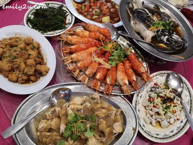 scrumptious seafood lunch at Restoran Thong Lok
