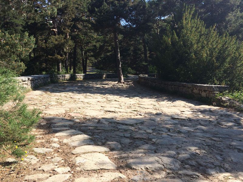 Calzada romana en el Puente del Descalzo - Ruta de los Miradores de los Poetas
