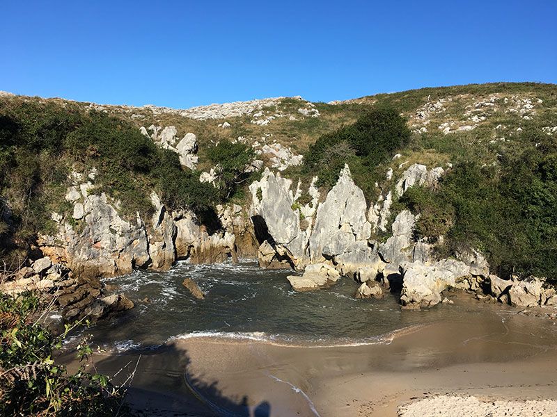 Arenas de Cabrales en invierno - Playa de Gulpiyuri
