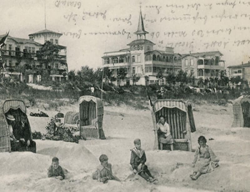 Historical photo of the beach in BINZ, in the background the villas and the lakeside promenade
