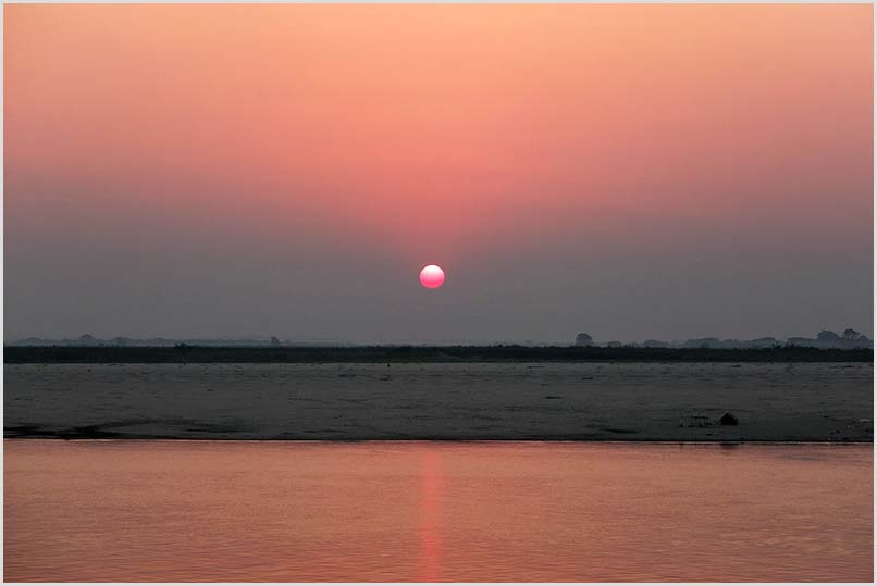 Tramonto in navigazione sull'Irrawaddy Tramonto in navigazione sull'Irrawaddy