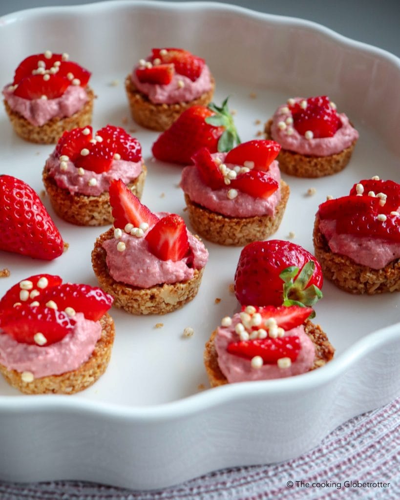 Erdbeerzeit - Erdbeer-Rhabarber-Torte 12 healthy granola tartellettes with strawberry mousse thecookingglobetrotter