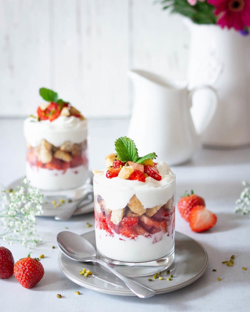 Erdbeerzeit - Erdbeer-Rhabarber-Torte 11 skyr creme mit french toast croutons und erdbeeren kaleidoscopic kitchen