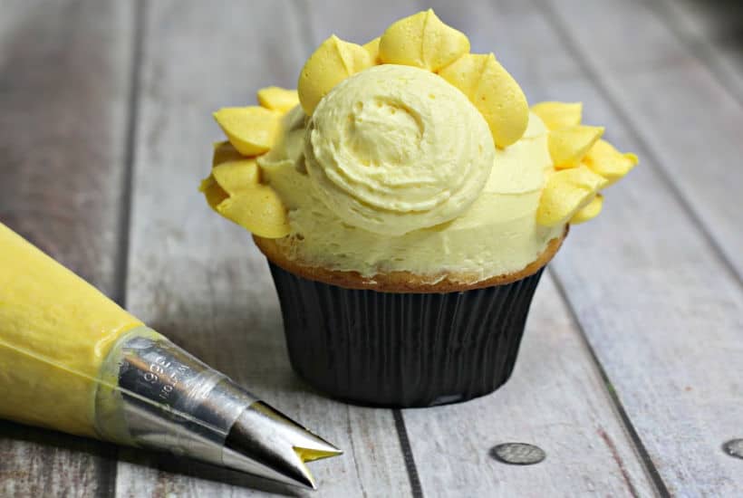 Can these Peep Cupcakes be any cuter? These cupcakes are the perfect spring dessert recipe to celebrate spring, Easter and warmer weather. #peepcupcakes #peeps #EasterRecipe