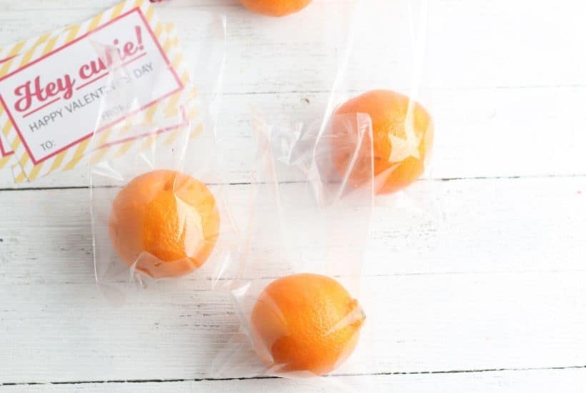 Peel some love this Valentine's Day. This printable Hey Cutie Printable Valentine for Kids is a fun and healthy Valentine treat for kids to share with friends. This Valentine's Day craft project included a free printable you can download and attach to a clementine. This is a great non-candy Valentine option for friends and classmates. #valentinesday #printablevalentines #valentinecraft