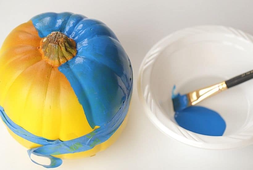 This no-carve Disney Snow White Pumpkin really is the fairest of them all. This easy no-carve pumpkin is a fun Halloween craft for kids. If you love Disney Princesses, then this is a really easy and fun Disney craft to make. Kids will love making this pumpkin craft for Halloween.