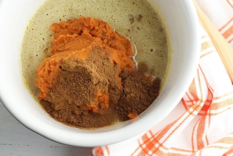 For the perfect easy fall mason jar dessert, this Pumpkin Pie in a Jar recipe is just what you need. Consisting of pumpkin puree and several other easy-to-find ingredients that you likely already have at home, this fall favorite is easy to make and delicious to taste. This pumpkin mason jar recipe is a tasty twist on the classic pumpkin pie recipe. This fall dessert is also a delicious Thanksgiving dessert recipe too.