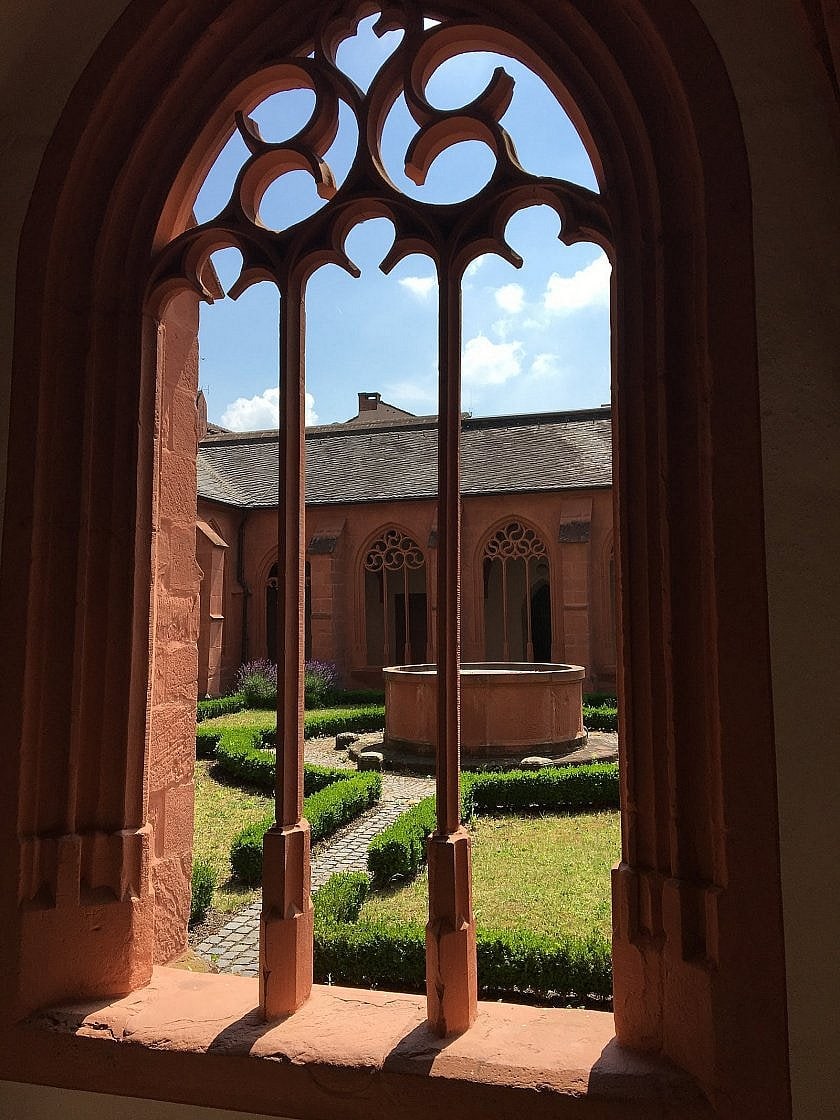 Blick in den Kreuzgang von St. Stephan