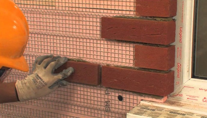 Для качественной облицовки наружных стен слой утеплителя должен быть уложен максимально ровно