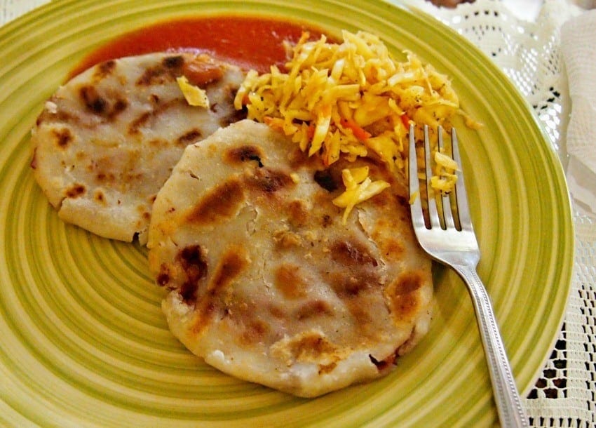 food in El Salvador pupusas con queso