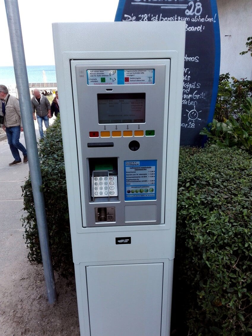 Kurtaxe-Automat in Binz mit Münzzahlung oder Kartenzahlung