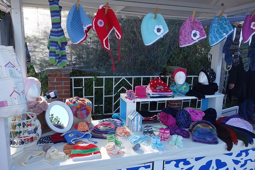 Caps u.a. at the stall on the promenade