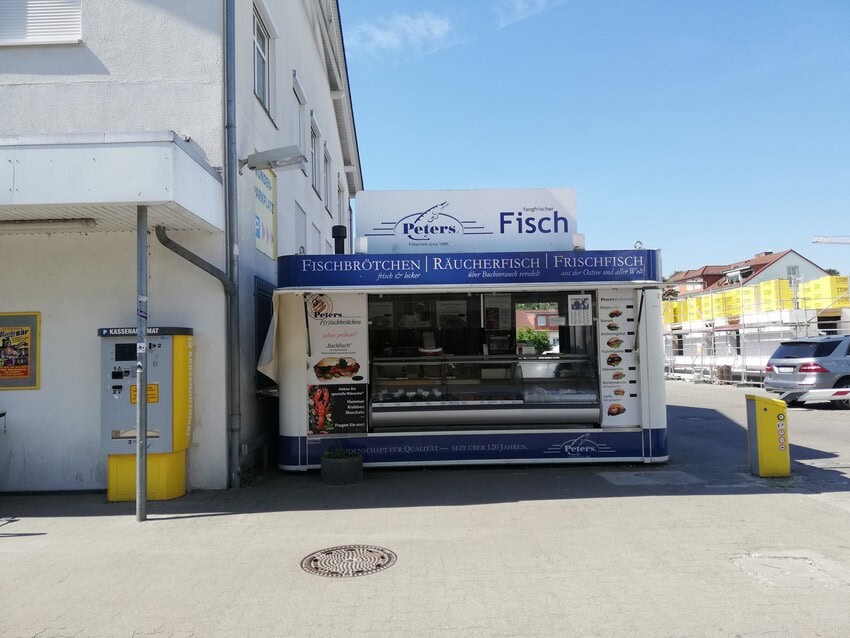 Peters Fischimbiss in Binz neben dem Edeka