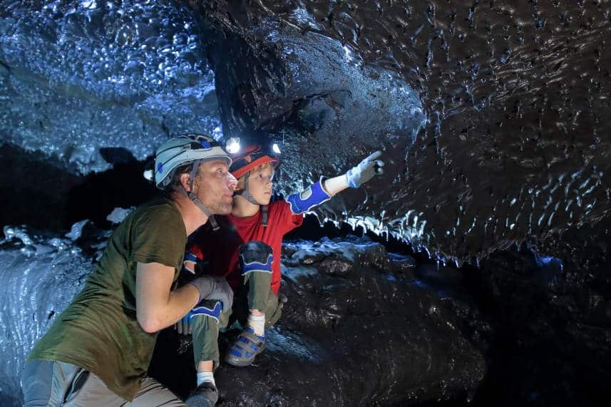 Visite d'un tunnel de lave en famille à la Réunion. Visite d'un tunnel de lave en famille à la Réunion.
