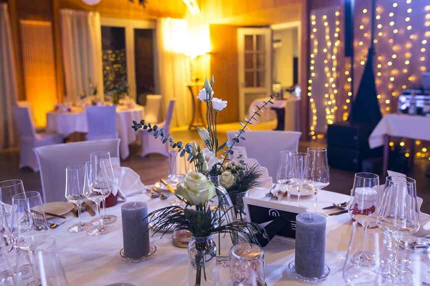 Die Deko für eine Winterhochzeit ist besonders schön.