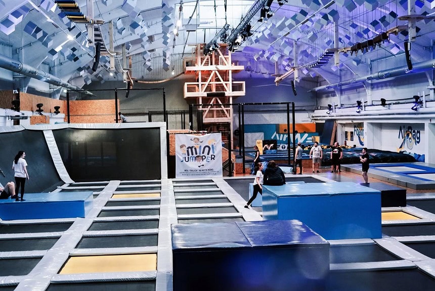 Tramplin springen im Airpark ist eine schöne Aktivität mit Kindern in Nürnberg.