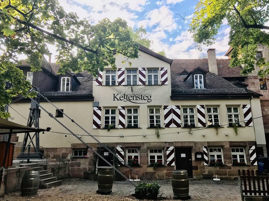 Der Biergarten am Kettensteg ist einer der schönsten Biergärten Nürnbergs.