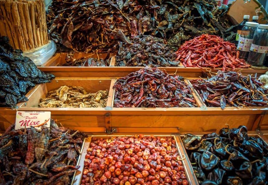 Mexiko - Die regionale Küche 7 Mexikanische Küche: Getrocknete Chilis auf einem Markt in Oaxaca