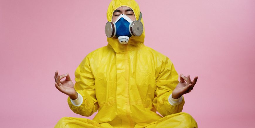 Мастер-класс «Антивирус» man in yellow protective suit 3951373 870x440 - Мастер-класс «Антивирус»
