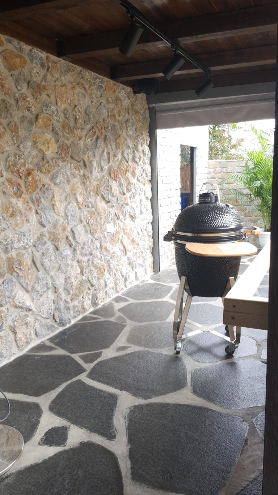 אבן פראית לחיפוי קיר חיצוני