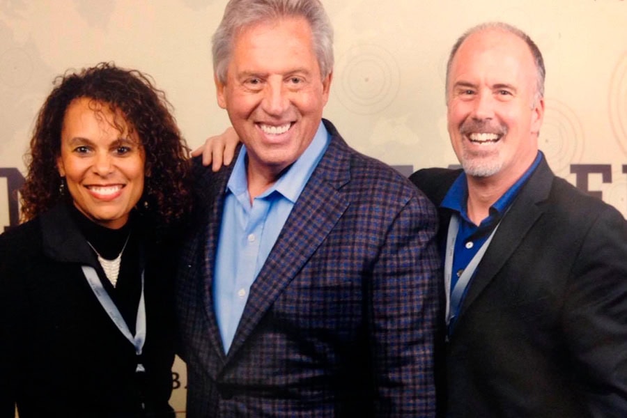 John Maxwell con el Dr Andrés y tiffany Bucksot