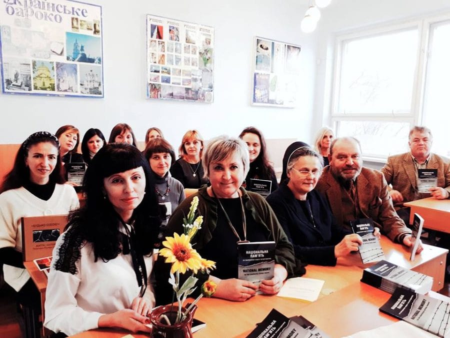 Під час роботи круглого столу "Національна пам’ять (на вшанування жертв тоталітаризму). Фото з фейсбук сторінки завідувача кафедри українознавства Т. А. Єщенко