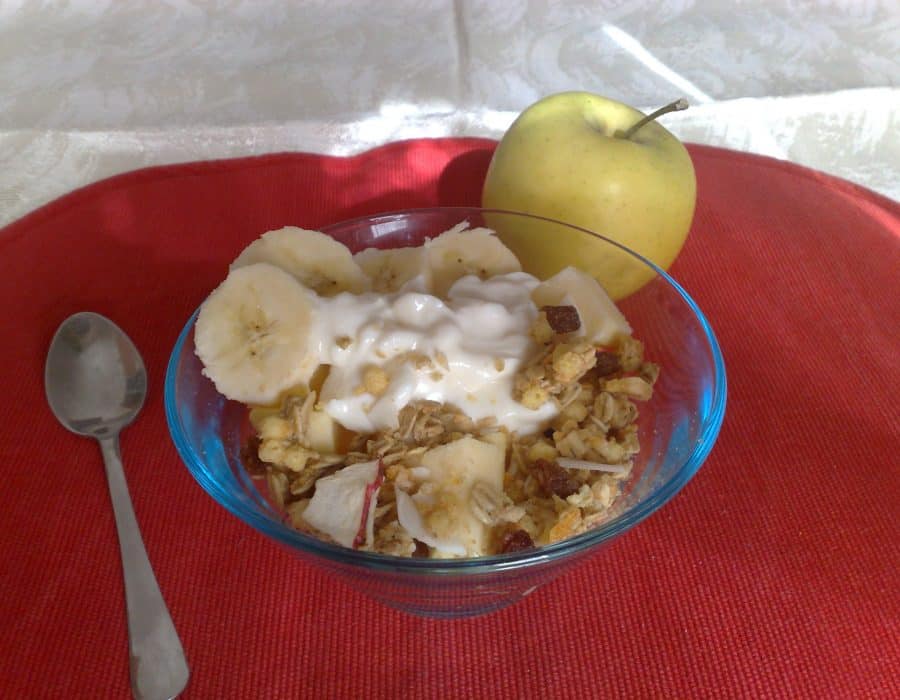Yogurt con frutta e muesli Yogurt con frutta e muesli