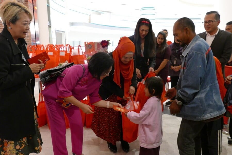 Puan Sri Cecilia Lim (wife of Genting Malaysia Berhad chairman), Dato’ Sri Siti Nurhaliza Tarudin (President and founder of SIMPLYSITI) giving out ang pow packets and goodie bags to heart patients and their siblings.