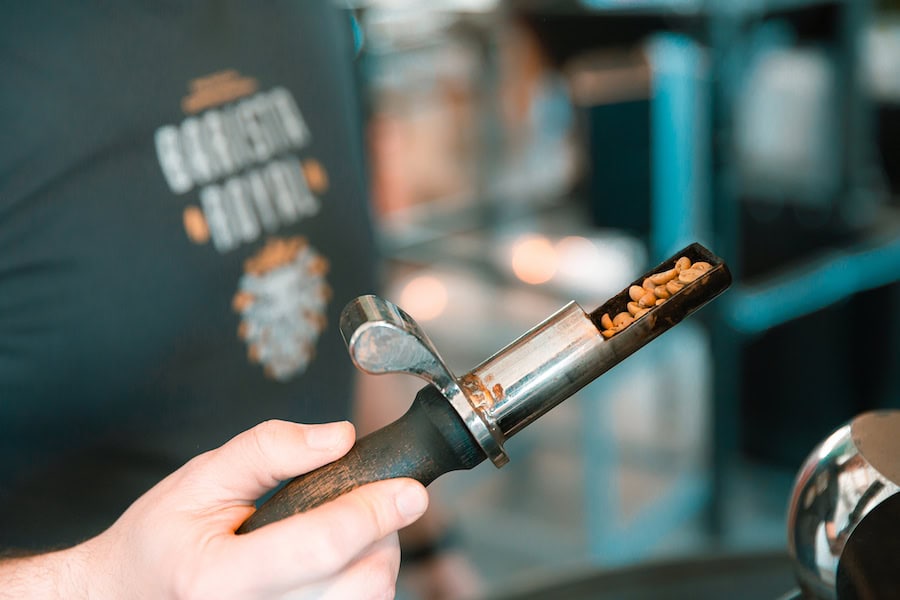 Barista Royal — doppelt fairer Kaffee aus München 5 Raw beans in roasting pipe