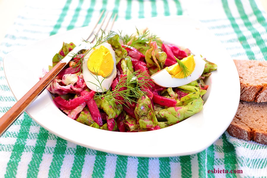 ensalada de remolacha, huevo duro y cacahuetes