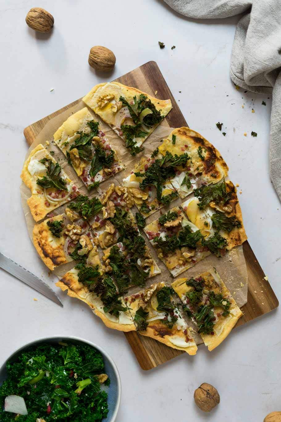 Grünkohl-Ricotta-Flammkuchen mit Speck