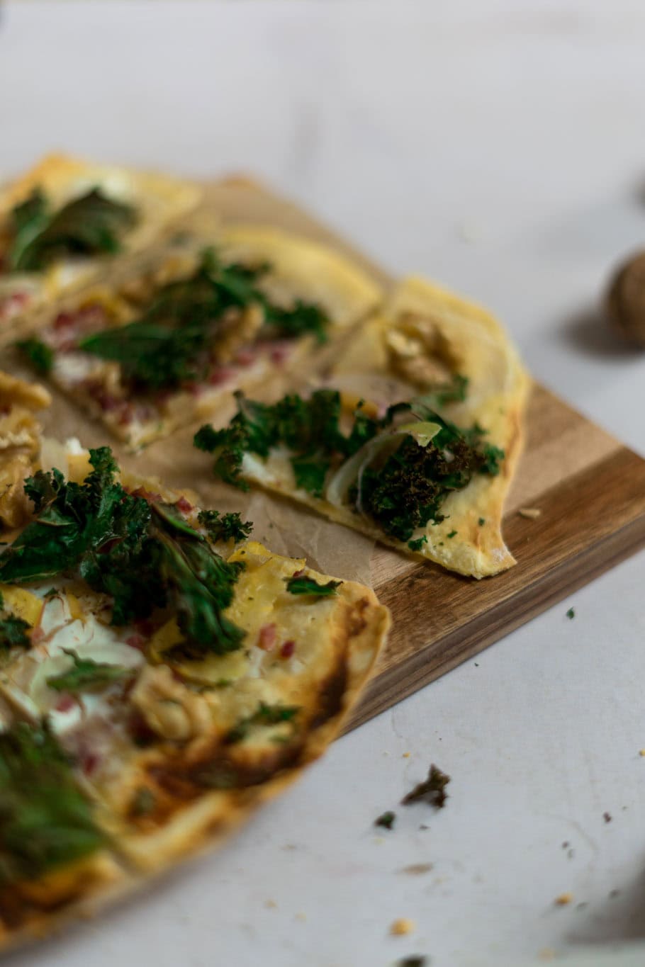 Grünkohl-Ricotta-Flammkuchen mit Speck