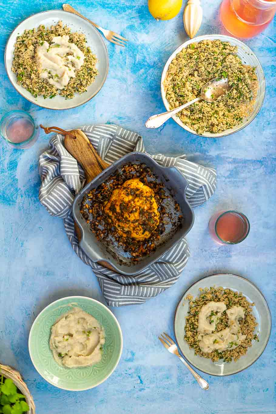 Chermoula-Ofenblumenkohl auf Kräutercouscous und Kardamompüree