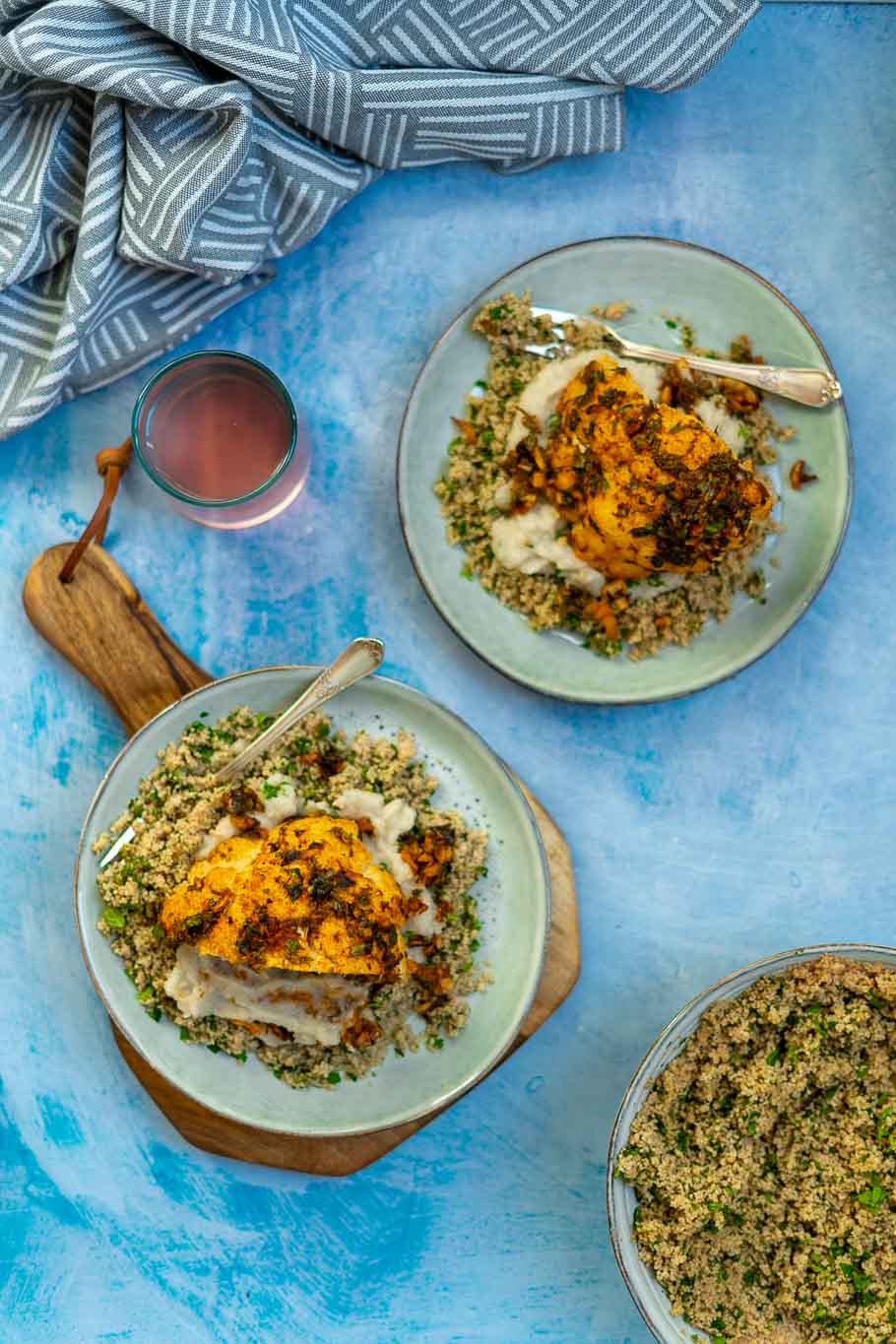 Chermoula-Ofenblumenkohl auf Kräutercouscous und Kardamompüree
