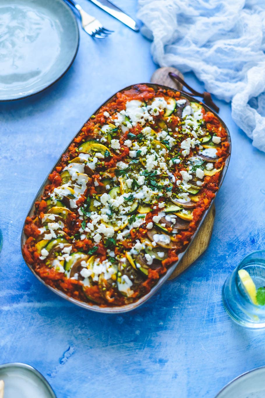 Gegrillte Zucchini mit Tomatensugo