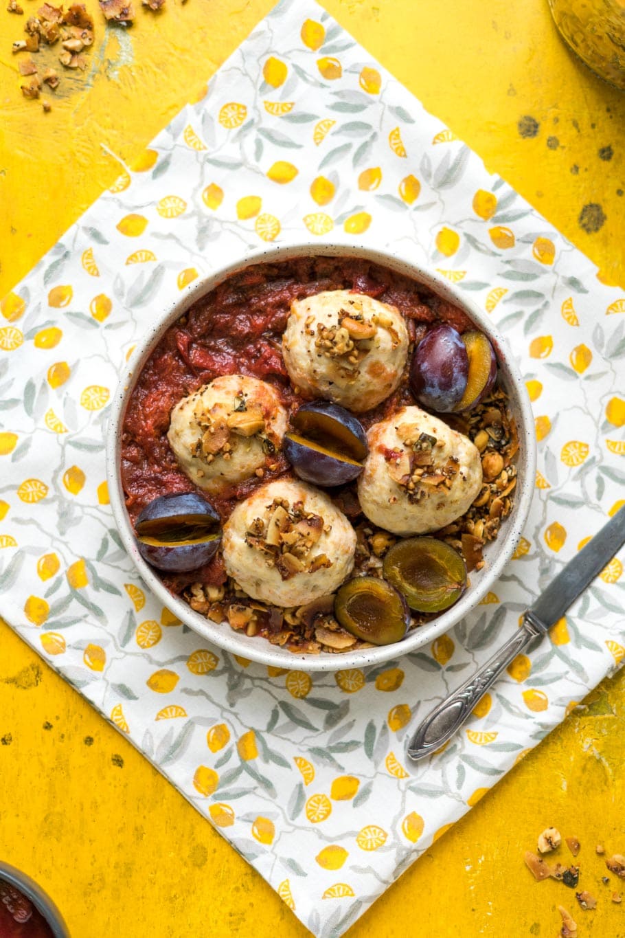 Topfenknödel mit Zwetschgen und Kokoscrunch