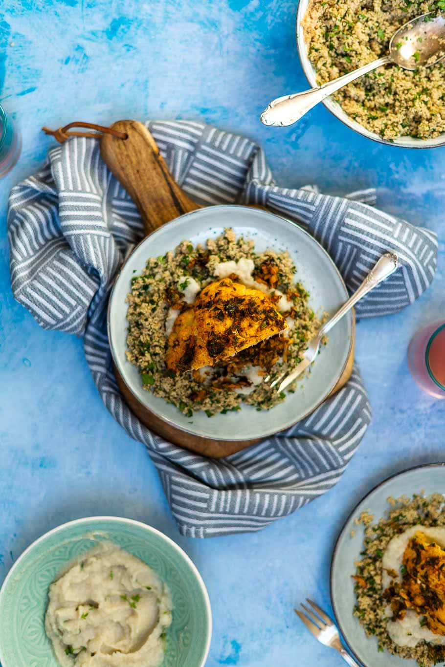 Chermoula-Ofenblumenkohl auf Kräutercouscous und Kardamompüree