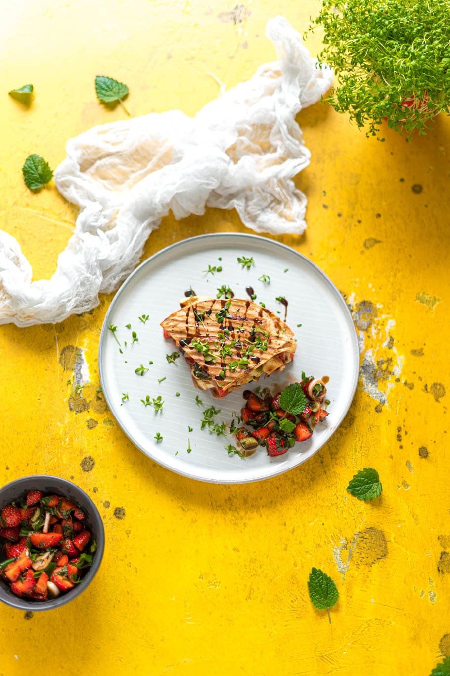 Fruchtige Quesadillas mit Halloumi und Erdbeer-Salsa