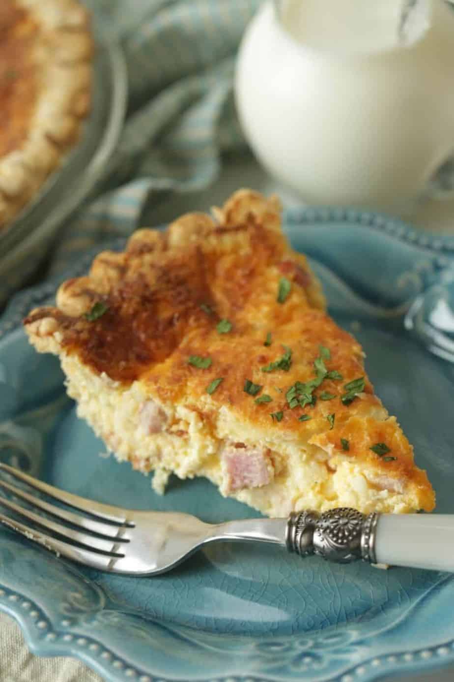 Ham And Cheese Quiche is an easy recipe for breakfast, Sunday brunch, lunch or dinner. With only 15 minutes to prepare, quiche is a versatile recipe everyone will love. #hamandcheesequiche #quicherecipe #brunchrecipe
