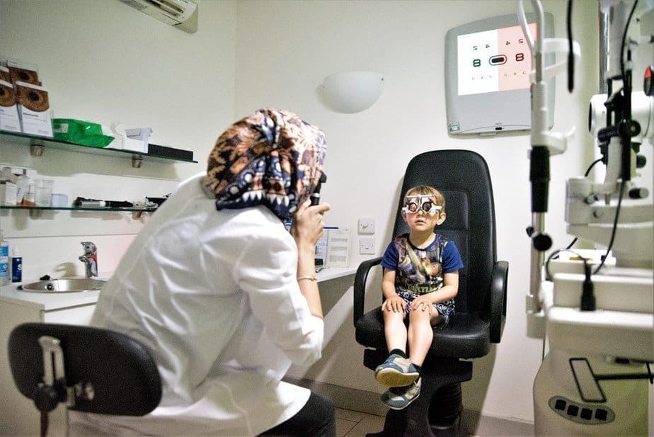 Vision express testing children's eyes