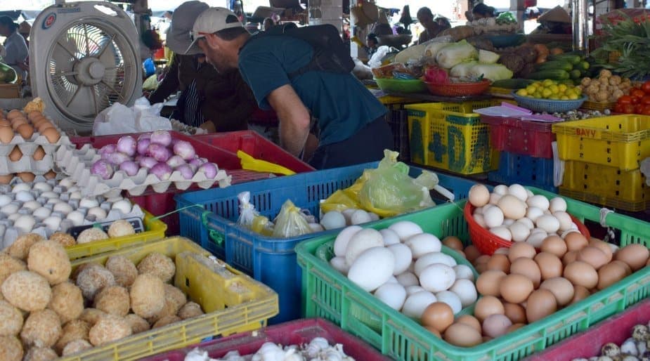 Buying food at Hoi An Marke