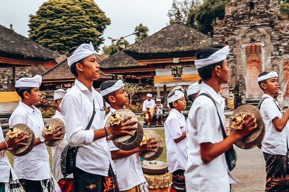 25 Incredible Photos Of Bali To Spark Your Wanderlust 19 L Young boys play music coming into Danu Beratan Temple, Bali Gallery