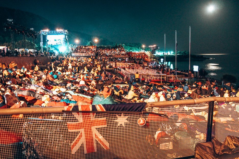 My Gallipoli Experience ANZAC Day Dawn Service 2 L Visitors to Gallipoli sit through the night waiting for dawn