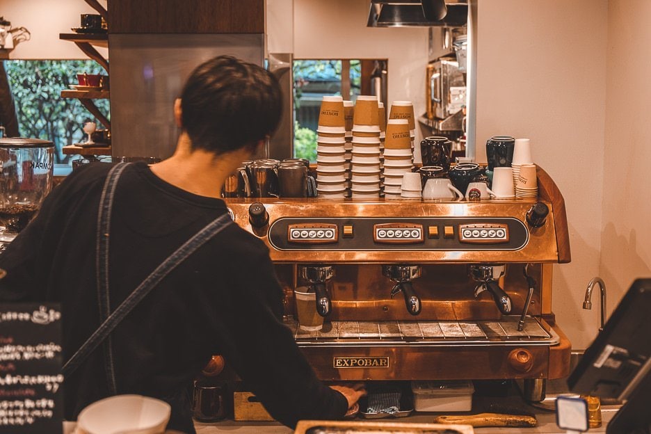 Tokyo Coffee Guide 20 L Barista preparing coffee to go at Rostro Coffee Roasters | Tokyo Coffee Guide