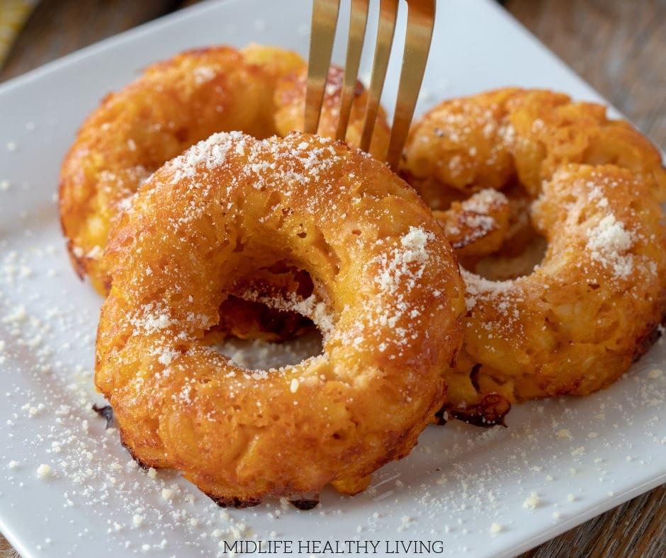 Weight Watchers mac and cheese donuts are a delicious snack! These mac and cheese donuts also make a tasty appetizer and a nice on the go lunch option.