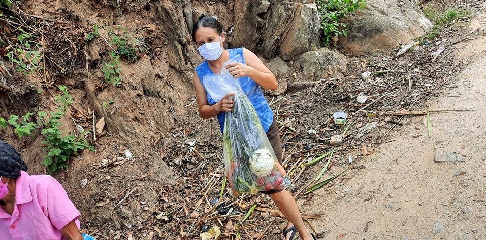 Mujer con bolsa de víveres