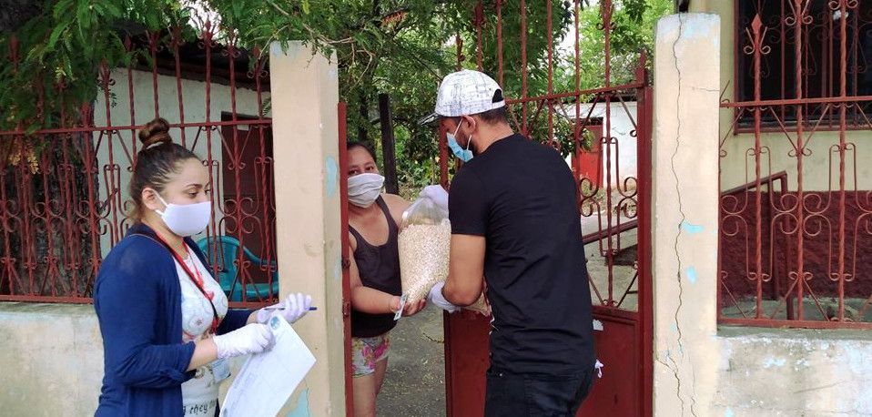 Reparto de víveres en San Cristóbal Acasaguatlán (Foto: Muni San Cristóbal Ac)