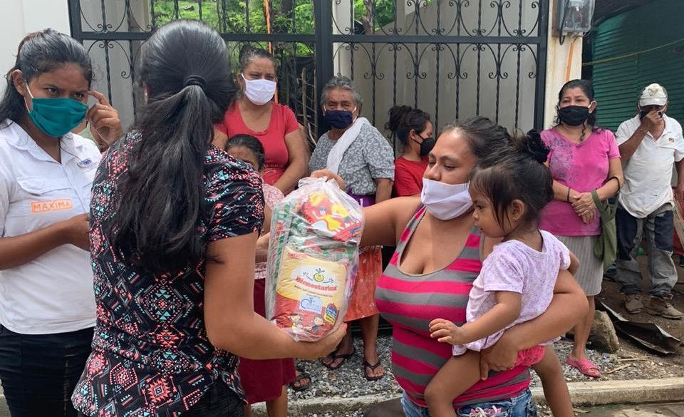 Madre con su hija recogiendo una bolsa