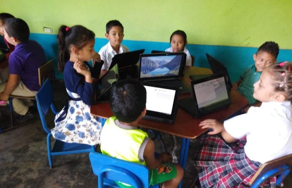 Al cerrar las aulas muchos niños no pudieron conectarse a internet (foto de Facebook de la Escuela Colonia Nueva Vida - Guastatoya)