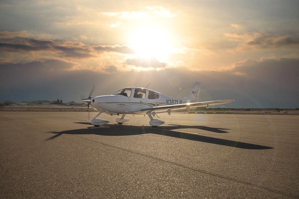 Cirrus; privatjet airport